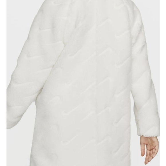 Nike Coat 🤍 - Picture 2 of 8